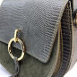 Preview: Crossbody-Saddelbag, Nane, Leder khaki, geprägt, detail Verschluß