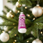 Preview: Christborn Weihnachtsanhänger SNEAKER pink am Tannenbaum