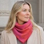 Preview: Frau trägt Cute Stuff Dahlia Wild Berry Cashmere Bandana um den Hals, KI-Visualisierung