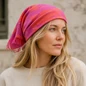 Preview: Frau trägt Cute Stuff Dahlia Wild Berry Cashmere Bandana als Kopftuch, KI-Visualisierung