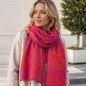 Preview: Frau tr&auml;gt Cute Stuff Cashmere Schal Dahlia Wild Berry