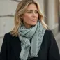 Preview: Frau tr&auml;gt Cute Stuff Cashmere Schal Luna Sage Tea, KI-Visualisierung