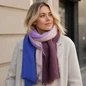 Preview: Frau tr&auml;gt Cute Stuff Cashmere Schal Tabita Lavender, KI-Visualisierung