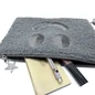 Preview: Dunkelgraue Smiley-Clutch mit Reißverschluss und beispielhafter Befüllung