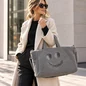 Preview: Cute Stuff Shopper M Rock Grau mit mattem Pailletten-Smiley, getragen zu einem modernen Alltagsoutfit, KI-Visualisierung