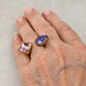 Preview: Ekaterini Princess Cloud Ring an einer Hand getragen, mit großem hellviolettem Princess-Kristall und blauviolettem Tropfenkristall