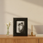Preview: Lionetti Bilderrahmen Francesco schwarz Softleder auf Eichenholz-Sideboard mit Schwarzweiß-Hochzeitsportrait und Calla-Lilien
