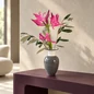 Preview: Reichenbach Porzellanvase EVA M Grau mit pinkfarbenen Blüten auf auberginefarbener Konsole