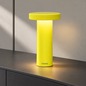 Preview: Sompex VOLUME Neon Gelb Akku-Tischleuchte auf modernem dunkelgrauem Sideboard, Hintergrund KI-Visualisierung