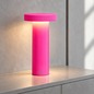 Preview: Sompex VOLUME Neon Pink Akku-Tischleuchte auf modernem hellgrauem Sideboard, Hintergrund KI-Visualisierung