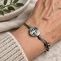 Preview: Graues Gamsbock-Armband von S Punkt Spangemacher am Handgelenk getragen, style, Hintergrund KI-Visualisierung