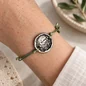 Preview: S Punkt Spangemacher grünes Hirsch-Armband mit rundem Medaillon am Handgelenk, style, Hintergrund KI-Visualisierung
