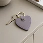 Preview: Trixi Gronau SUNNY Dollaro mauve Schlüsselherz mit Schlüssel auf hellem Sideboard, KI-Visualisierung