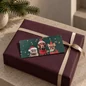 Preview: Mini-Weihnachtskarte mit drei tierischen Freunden auf auberginefarben verpacktem Geschenk