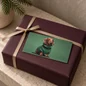 Preview: Mini-Weihnachtskarte Dackel auf auberginefarben verpacktem Geschenk