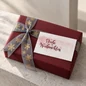 Preview: TRIXI GRONAU Mini-Weihnachtskarte Frohe Weihnachten auf weinrotem Geschenk mit Vivant SNOWIN Schneeflockenband
