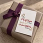 Preview: Mini-Weihnachtskarte A Plätzchen a Day auf Geschenk mit auberginefarbenem Vivant GROSGRAIN Geschenkband