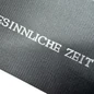 Preview: Nahaufnahme der gerippten schwarzen Kartenoberfläche und silbernen Heißfolienprägung von TRIXI GRONAU