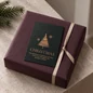 Preview: Kleine dunkelgrüne Weihnachtskarte auf auberginefarben verpacktem Geschenk mit champagnerfarbenem Band