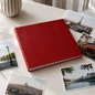Preview: Trixi Gronau FABIA Fotoalbum rot mit Paris-Postkarten, KI-Visualisierung