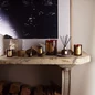 Preview: Trudon Cire Duftkerze in einem eleganten Interior mit bernsteinfarbenem Glas