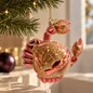 Preview: Korallrosa Vondels Krebs mit Goldglitzer als Weihnachtsbaumschmuck am Tannenzweig