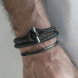 Preview: Pig & Hen Armspange, Navarch, 4mm, schwarz-grau, am Handgelenk