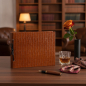 Preview: Trixi Gronau CALLA Fotoalbum A4 cognac-braun Dakar Krokoprägung mit schwarzer Lederkordel-Bindung auf Walnussholz mit Cognac, dunkler Rose, Messing-Füllfederhalter und Paisley-Seidentuch