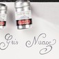 Preview: Nahaufnahme der grauen Gris Nuage Kalligrafie neben zwei Jacques Herbin Aluminiumdosen