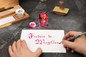 Preview: Kalligrafie mit Jacques Herbin Fuchsia de Magellan Tinte auf weißem Papier, geöffnetem Tintenflakon und Schreibfeder auf dunklem Arbeitstisch
