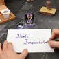 Preview: Kalligrafie mit Jacques Herbin Violet Impérial Tinte auf weißem Papier neben geöffnetem Tintenfass