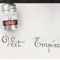 Preview: Jacques Herbin Vert Empire Aluminiumdose neben olivgrüner Handschrift auf hellem Papier