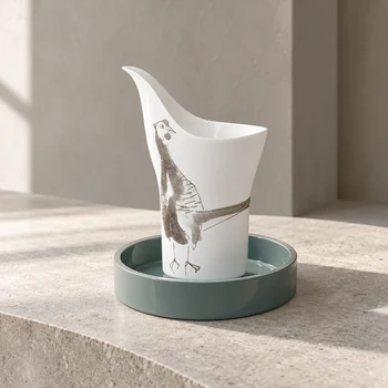 Preview: Albert L. CASIMIR Lacktablett Eisblau Ø 12 cm mit Hering Berlin PIQUEUR Mini-Karaffe aus weißem Biskuitporzellan