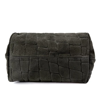 Unterseite der olivfarbenen Vimoda Aura Clutch mit strukturierter Lederoberfläche