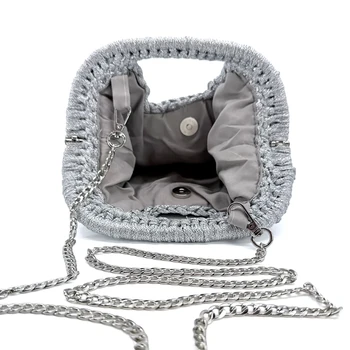 Preview: Geöffnete Vimoda CLAUDETTE Tasche in Silber mit abnehmbarem Kettenriemen und Magnetverschluss