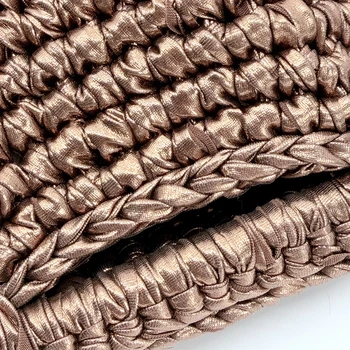 Preview: Detail der metallisch bronzefarbenen Häkel- und Flechtstruktur der Vimoda CLAUDINE Tasche