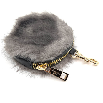 Preview: Crossbody Tasche Odetta faux fur grau, Anhänger