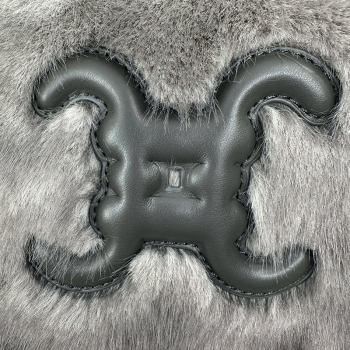 Crossbody Tasche Odetta faux fur grau, detail