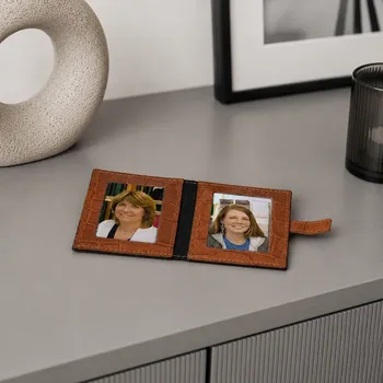 Preview: Fotoetui Bella, Leder Fotoetui in goldorange auf Sideboard, Trixi Gronau, KI-Visualisierung