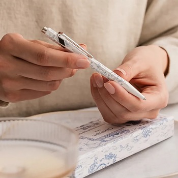 Preview: Caran d'Ache 849 Toile de Jouy Kugelschreiber in den Händen gehalten