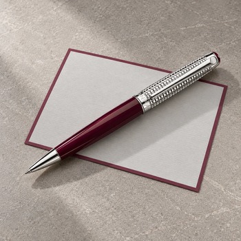 Preview: Caran d'Ache Léman Toile de Jouy Bordeaux Kugelschreiber auf grauer Crown Mill Briefkarte mit bordeauxfarbenem Rand