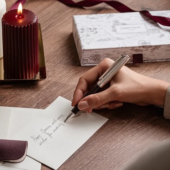 Caran d'Ache Léman Toile de Jouy Bordeaux Kugelschreiber beim Schreiben einer Karte