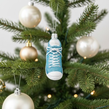 Preview: Christborn Weihnachtsanhänger SNEAKER hellblau am Tannenbaum