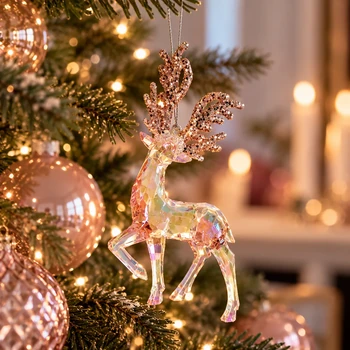 Christmas Inspirations Rentier Weihnachtsanhänger am geschmückten Weihnachtsbaum, KI-Visualisierung