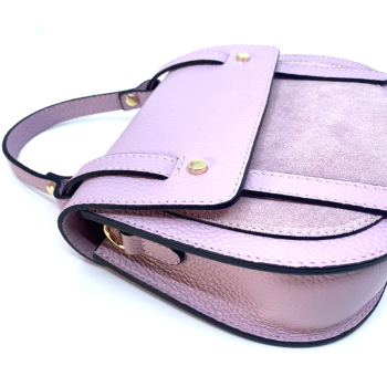 Crossbody-Saddelbag, Leder flieder, very peri, Gurt verstellbar schwarz weiß, Detail