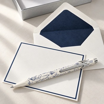 Preview: Crown Mill Kartenset weiß dunkelblau mit Caran d'Ache 849 Toile de Jouy Kugelschreiber