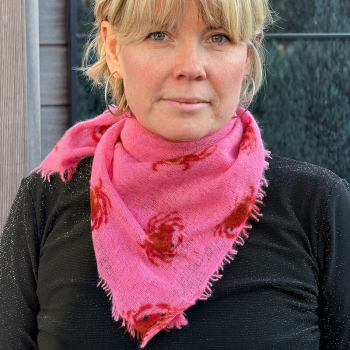 Preview: Cute Stuff, cashmere Bandana Crab pink, Model style 1