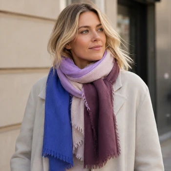 Preview: Frau tr&auml;gt Cute Stuff Cashmere Schal Tabita Lavender, KI-Visualisierung