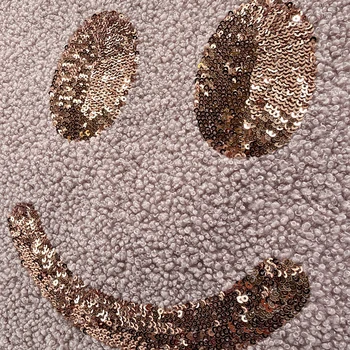 Detailaufnahme der roségoldenen Pailletten auf dem Cute Stuff Smiley-Shopper
