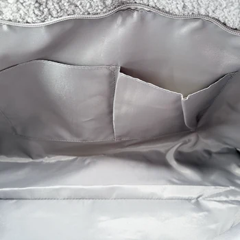 Zwei offene Einsteckfächer im Inneren des Cute Stuff Shoppers
